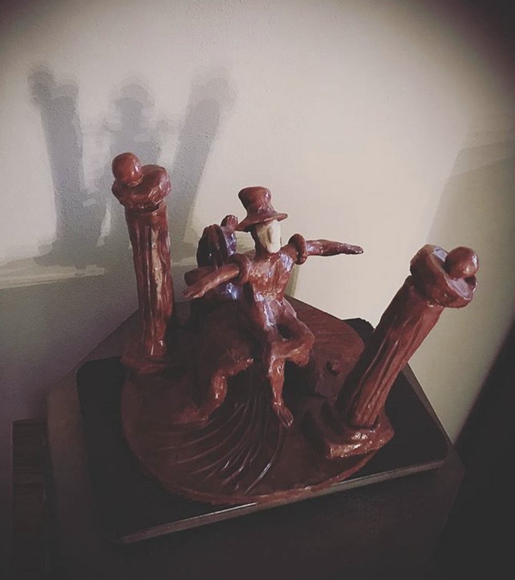 l'equilibrista metafisico 20x20x20 cm  terracotta smaltata