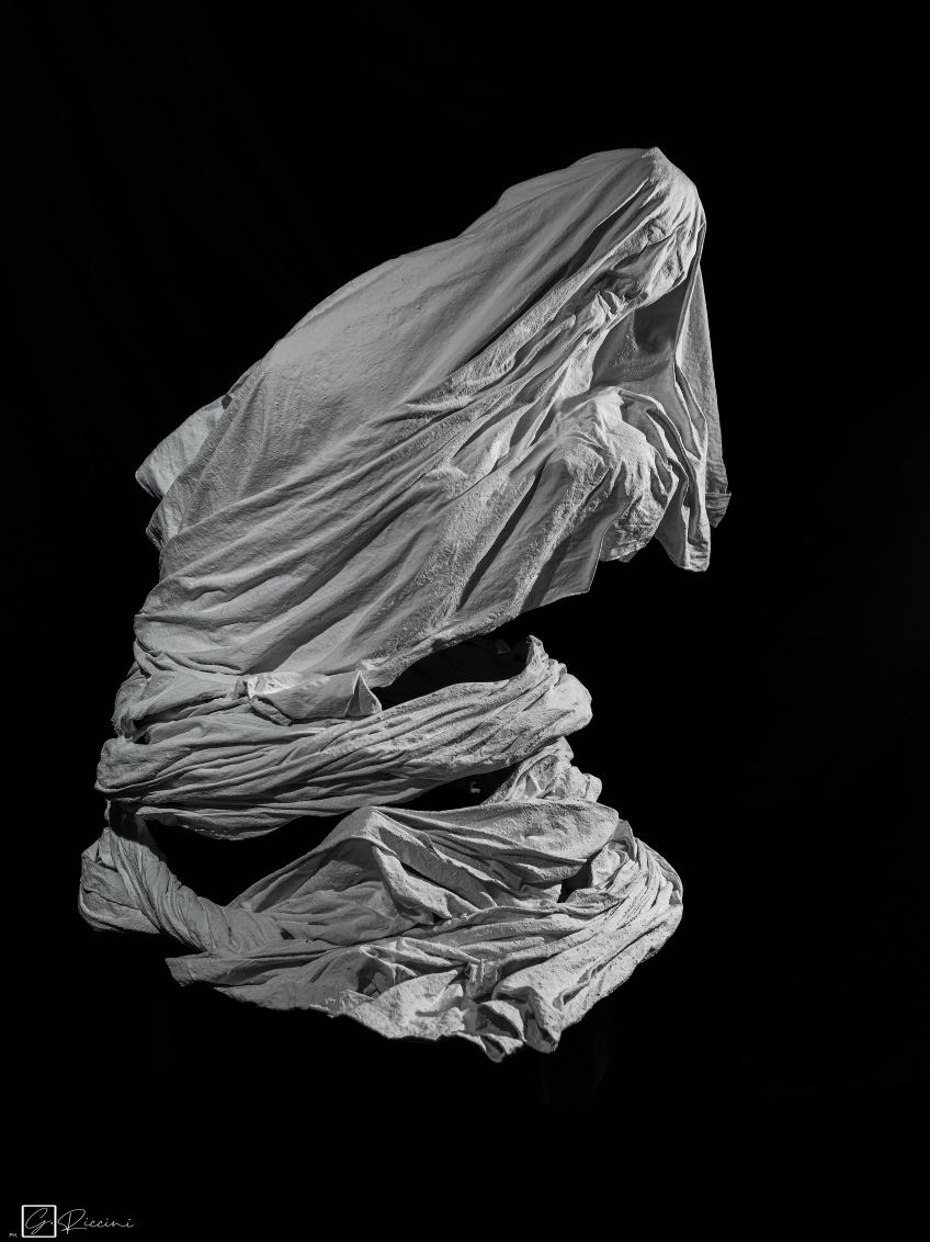 La forma del vuoto - 50x60x70 cm - lenzuola di lino, polvere di marmo e resine _ IconArt