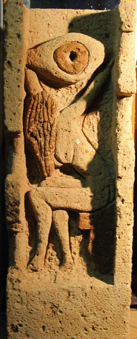 Monumento contro la violenza sulle donne 36x26x100 cm scalpello su tufo